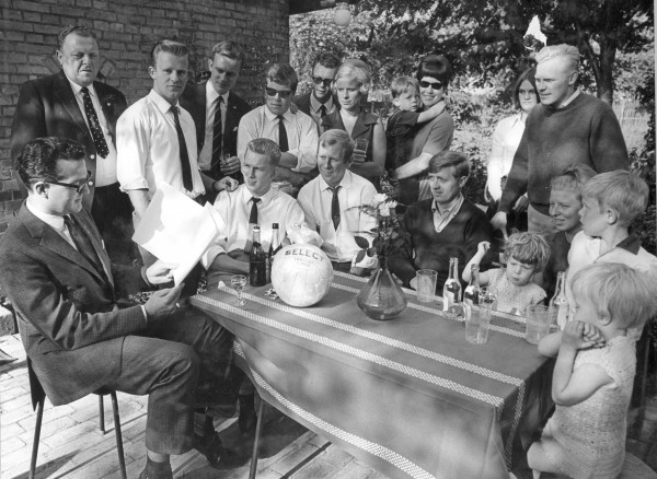 Bestyrelsen ved klubbens 60 års jubilæum. Niels ses med bestyrelse og hele hans familie, Birthe, Jesper, Lisbeth og Marianne omkring sig. De har altid været sammen om foreningsarbejdet 