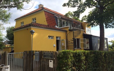Børnehuset “84” står flot gul